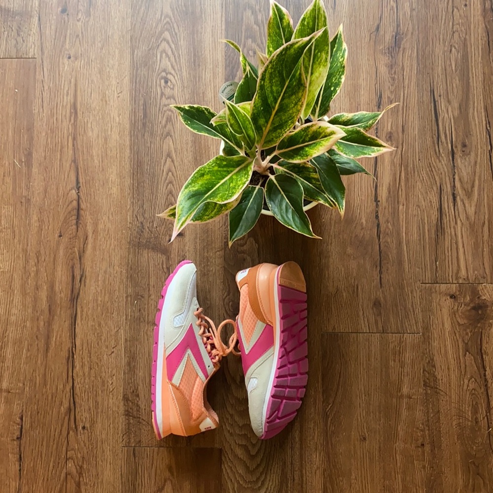 Size 8. Pink, Peach, Grey chariot